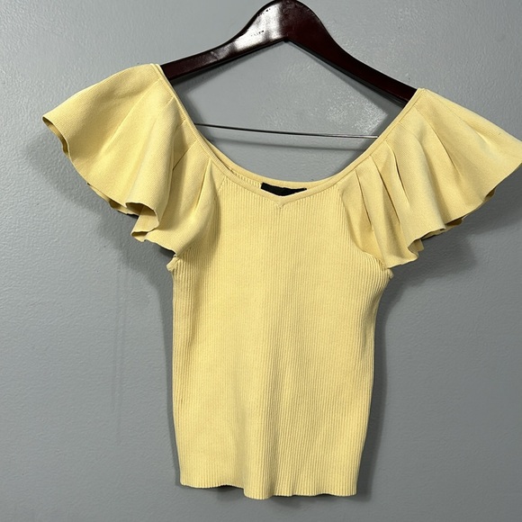 Broadway Ribbed Ruffle Shoulder yellow short sleeve sweater size small 38 - Picture 5 of 9